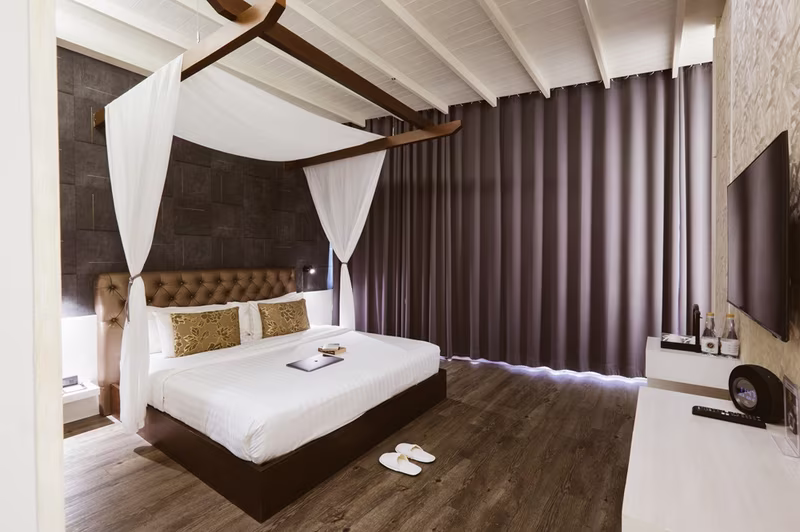 Deluxe Room (King Bed)